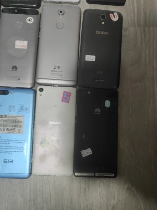12 teléfonos móviles variados