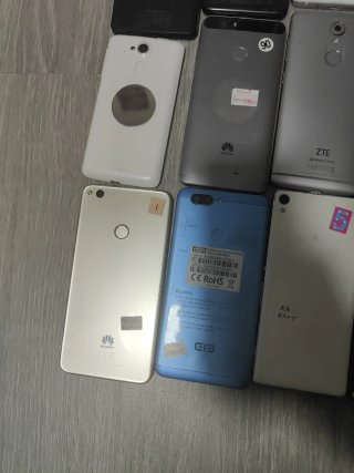 12 teléfonos móviles variados