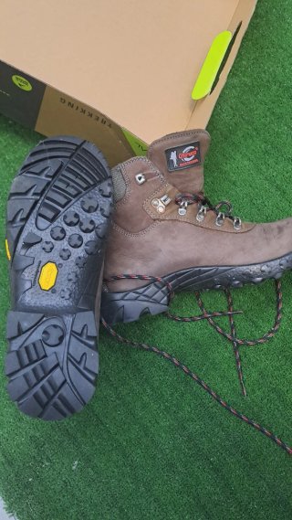 Botas de montaña CHIRUCA Marrones