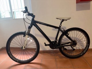 Bicicleta de montaña negra