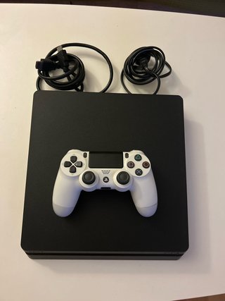 PS4 (PlayStation 4) Negra + Mando Blanco