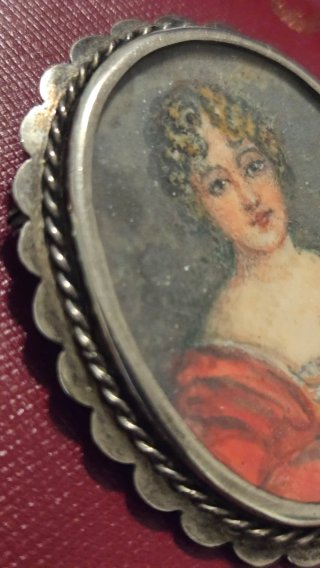 Broche antiguo plata con miniatura mujer