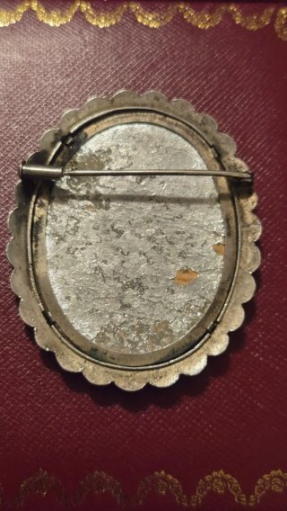 Broche antiguo plata con miniatura mujer