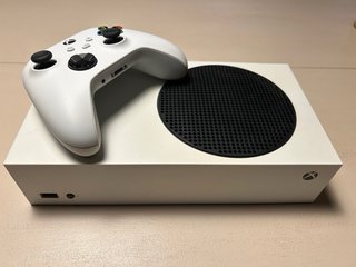 Xbox Series S + Mando Blanco