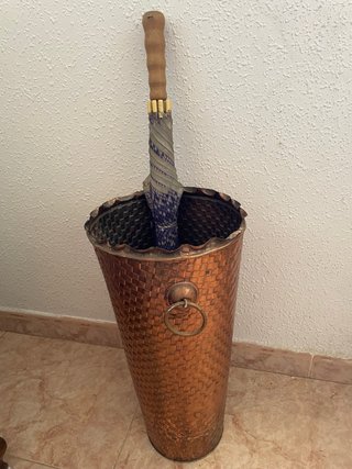 Paragüero latón repujado antiguo