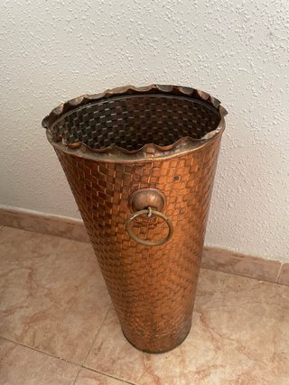 Paragüero latón repujado antiguo