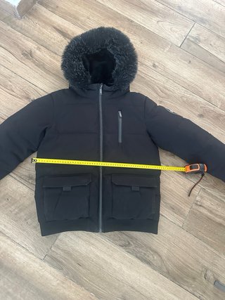 Abrigo negro supply & demand gorro con pelo