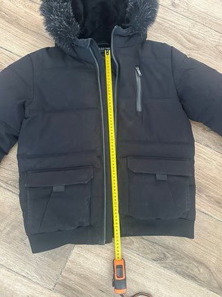 Abrigo negro supply & demand gorro con pelo