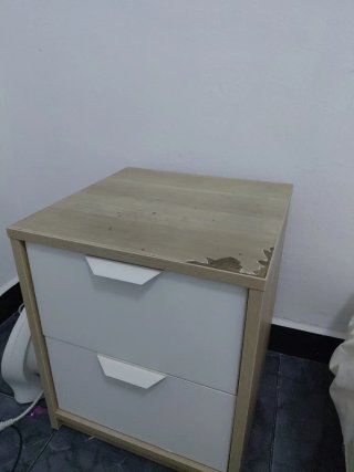 Mesita de noche de madera y papel