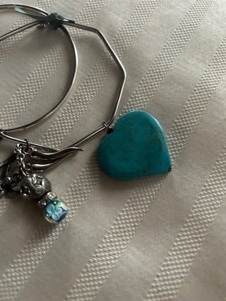 Bracciale con ciondoli cuore e turchese