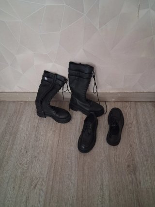 Botas altas y zapatos negros