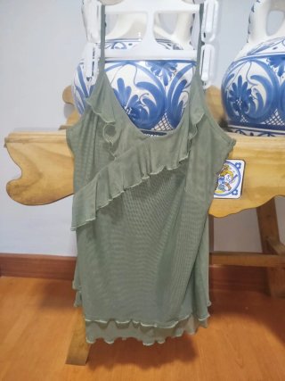 Camiseta tirantes verde con volantes