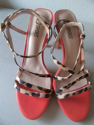 Sandalias rojas de tacón