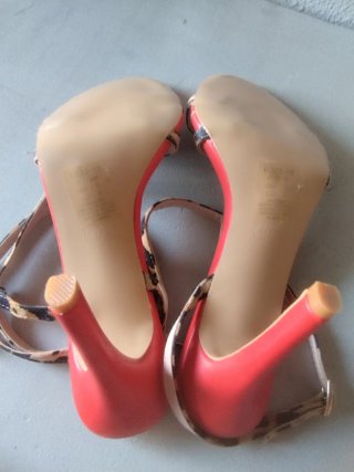 Sandalias rojas de tacón