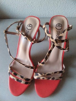 Sandalias rojas de tacón