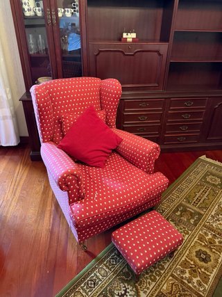 Butaca roja con estampado floral