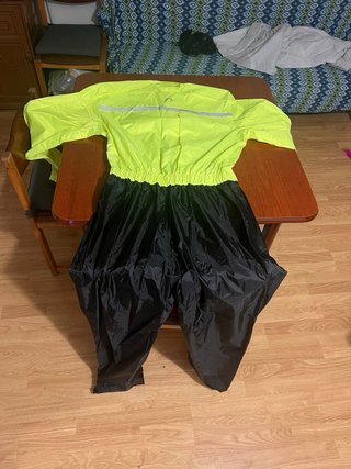 Mono de moto impermeable amarillo y negro