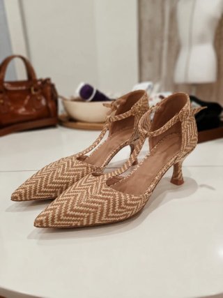 Zapatos de tacón beige y marrón