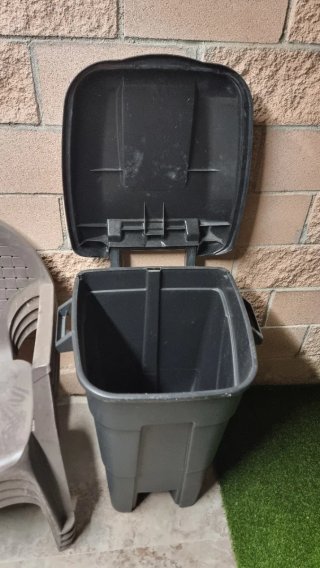 Cubo basura con ruedas. Negociable