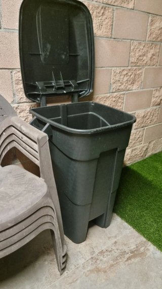 Cubo basura con ruedas. Negociable