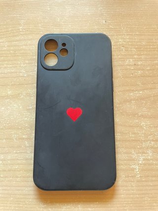 Funda iPhone 12 Negra con Corazón Rojo.