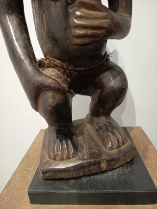 Figura africana antigua Etnia Bulu