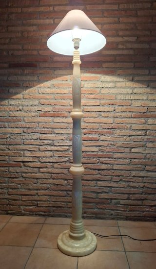 Lámpara de pie de alabastro