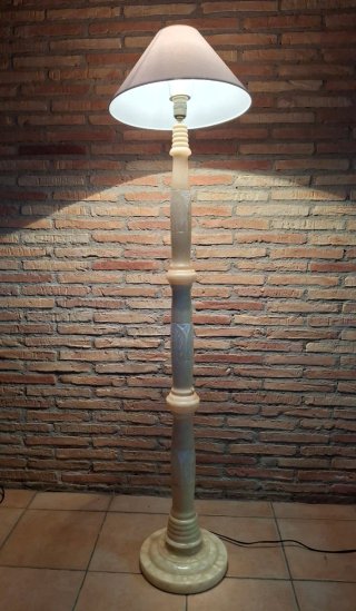 Lámpara de pie de alabastro