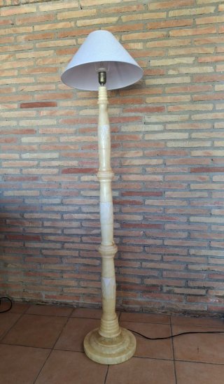 Lámpara de pie de alabastro