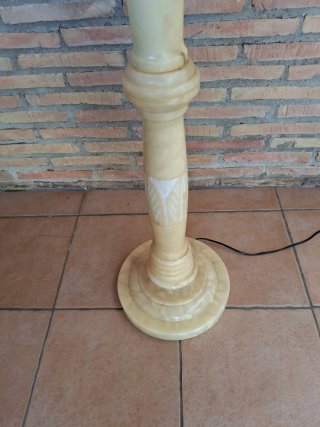 Lámpara de pie de alabastro