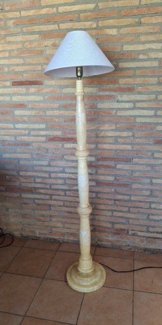 Lámpara de pie de alabastro