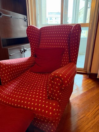 Butaca de tela roja con estampado
