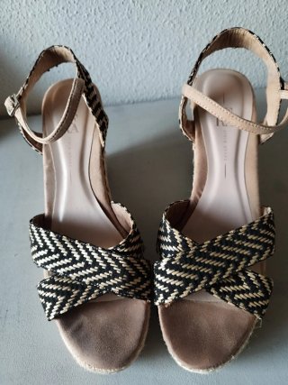 Sandalias cuña esparto beige y negro.