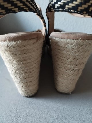 Sandalias cuña esparto beige y negro.