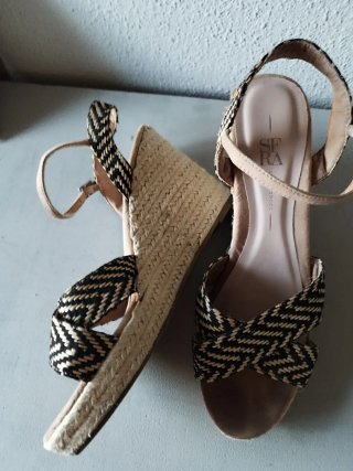 Sandalias cuña esparto beige y negro.