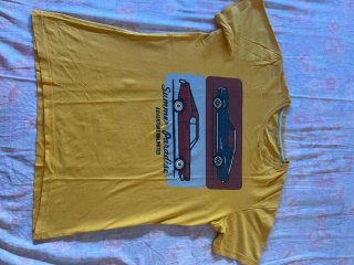 Camiseta amarilla estampada coches