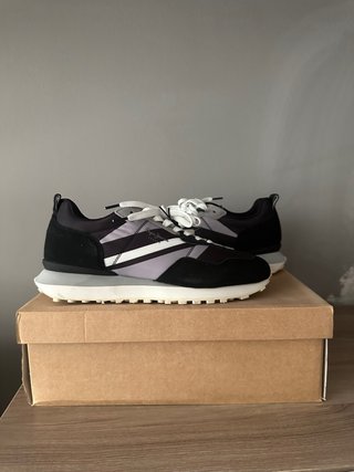 Zapatillas deportivas negras y grises