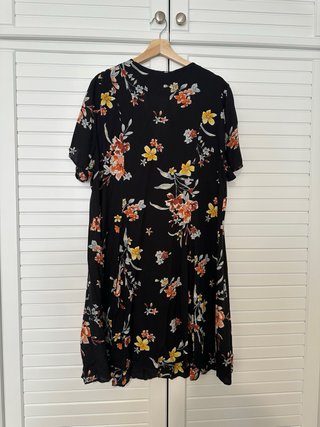 Vestido New Look Curves floral negro talla XL