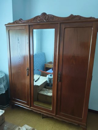 Armario antiguo de madera con espejo