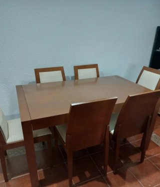 Mesa de comedor de madera