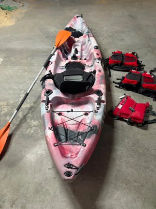 Kayak con remos y chalecos salvavidas