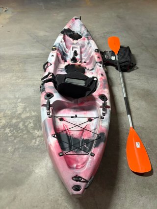 Kayak con remos y chalecos salvavidas
