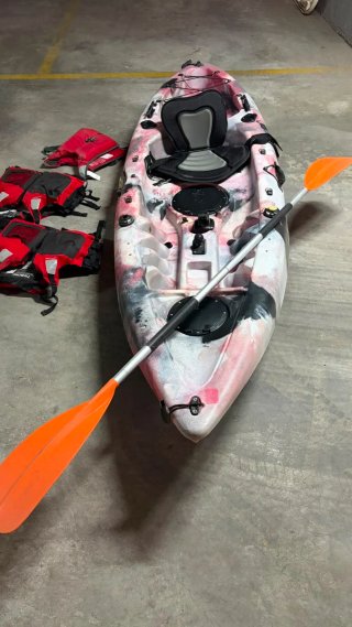 Kayak con remos y chalecos salvavidas
