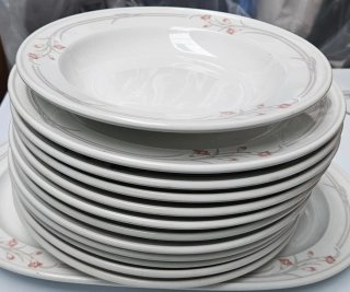 Vajilla de porcelana blanca con detalles rosas
