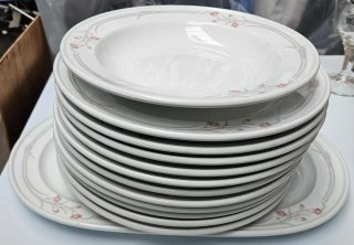 Vajilla de porcelana blanca con detalles rosas