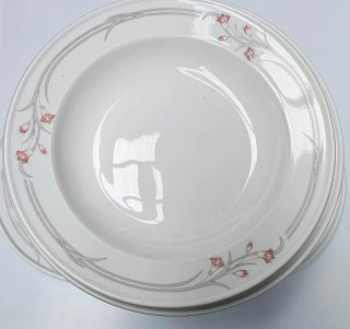 Vajilla de porcelana blanca con detalles rosas