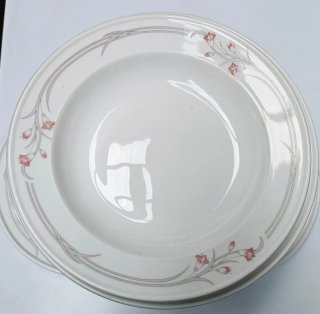 Vajilla de porcelana blanca con detalles rosas