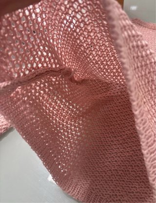 Jersey de punto rosa con hombros descubiertos