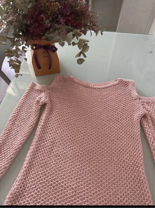 Jersey de punto rosa con hombros descubiertos