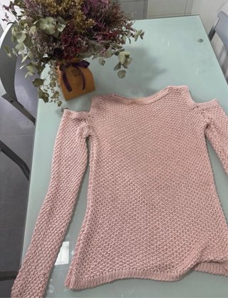 Jersey de punto rosa con hombros descubiertos